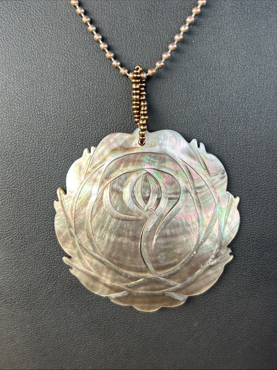 Vintage Jewelry - Iridescent Mother-of-Pearl Pendant Necklace - Shell Rose Design - Silver Tone